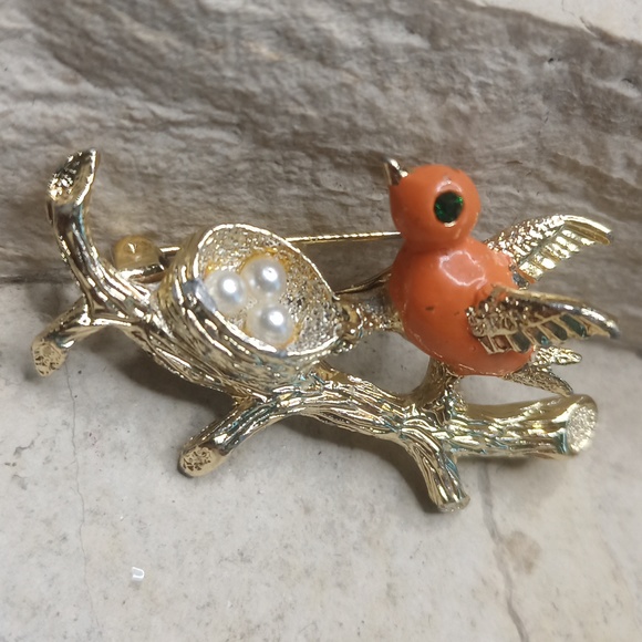 Vintage Brooch Gold tone orange bird on a branch with egg nest - Picture 3 of 8